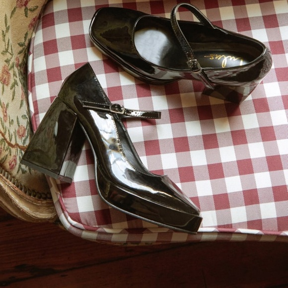 Lulu’s Mary Lou, Black wedge size 10 brand new inbox - Picture 3 of 6